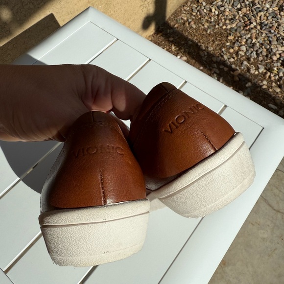Vionic Tan Leather Slip-On Loafers size 7.5 - Picture 8 of 13